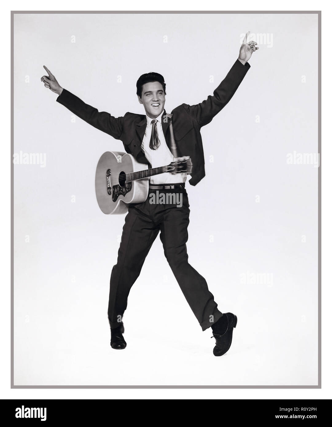 ELVIS PRESLEY con chitarra, film ancora da King Creole 1958 (UN giovane ribelle prende un lavoro come cantante di nightclub per far incontrare le estremità, attirando l'attenzione di un boss locale del crimine ecc..) Foto Stock