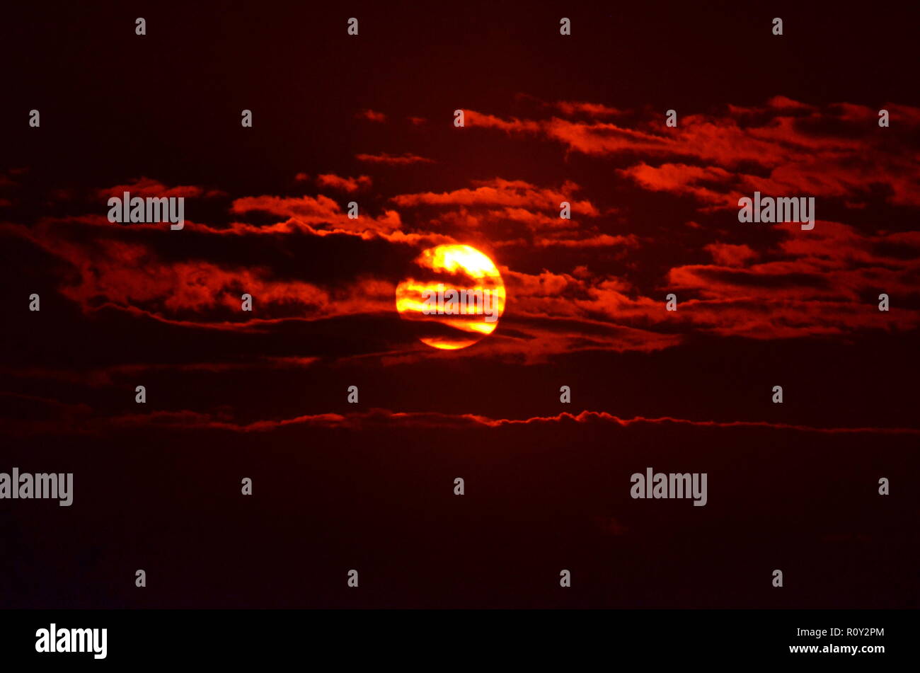 Il sole che filtra attraverso le nubi di scontornamento. Foto Stock