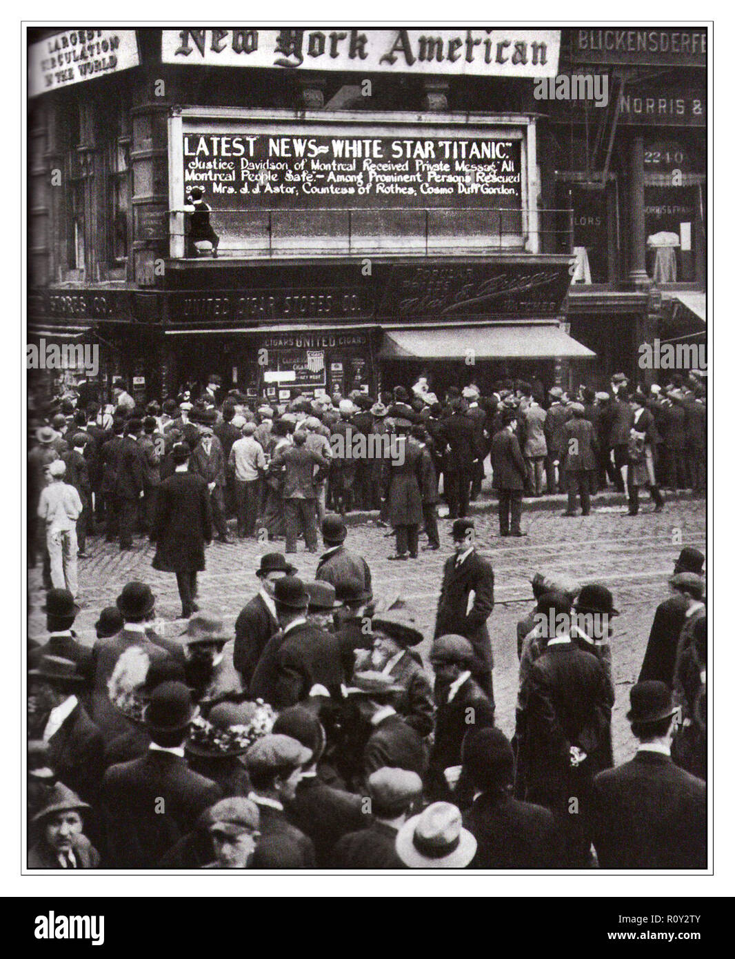 TITANIC NOTIZIE TIMES SQUARE a New York Stati Uniti relazioni di 'Titanic' affondamento arriva a New York, USA, aprile 1912. Come ultime notizie bollettini del disastro è arrivato, la folla formata in Times Square a New York per leggere il giornale di aggiornamento bulletin boards. Azionato da White Star Line, 'RMS Titanic' colpito un iceberg nella fitta nebbia al largo di Terranova il 14 aprile 1912. Lei era la più grande ocean liner del suo tempo, e ha detto di essere insommergibili. Foto Stock