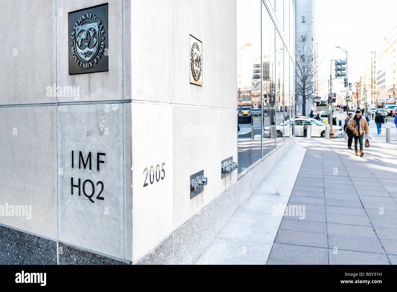 Washington DC, Stati Uniti d'America - 9 Marzo 2018: FMI ingresso con segno del Fondo Monetario Internazionale, logo, sede 2, due HQ2 con la gente che camminava sul sidew Foto Stock
