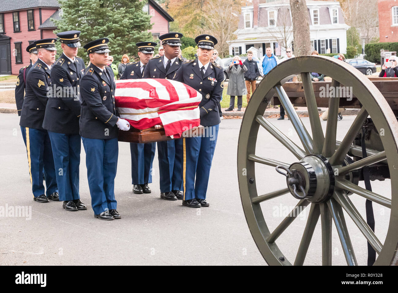 Militare Funeral Honor Team della Massachusetts Army National Guard sollevare la bandiera drappeggiato casket di medaglia d'onore destinatario Thomas J. Hudner. Foto Stock