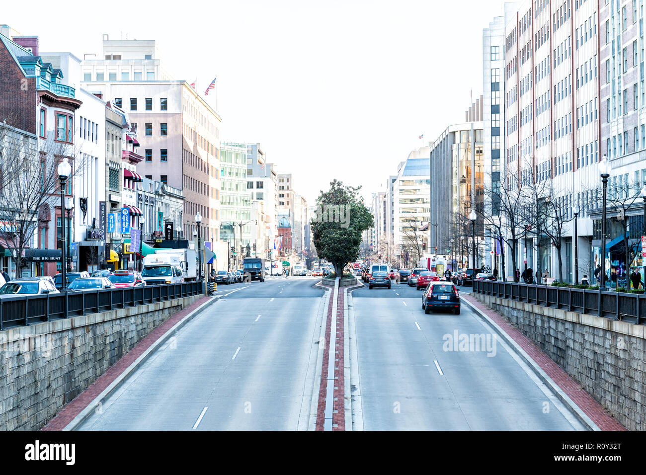 Washington DC, Stati Uniti d'America - 9 Marzo 2018: Connecticut Avenue durante il giorno, strada in Dupont Circle Neighborhood con magazzini, negozi e automobili nel traffico in Foto Stock