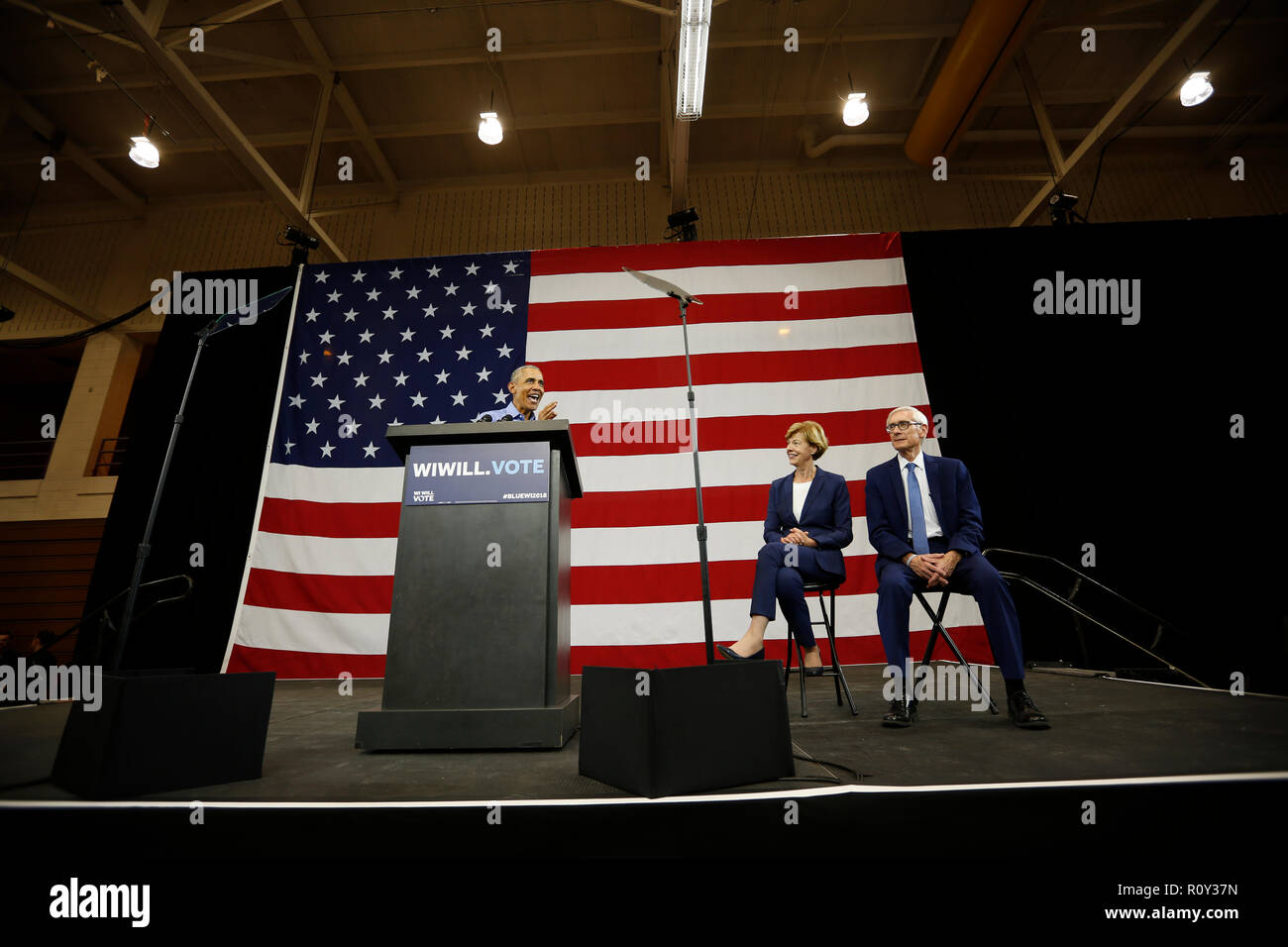 Ex U.S. Il presidente Obama parla durante una campagna di rally per candidati democratici Tony Evers e U.S. Il senatore Baldwin a Milwaukee nel Wisconsin. Foto Stock