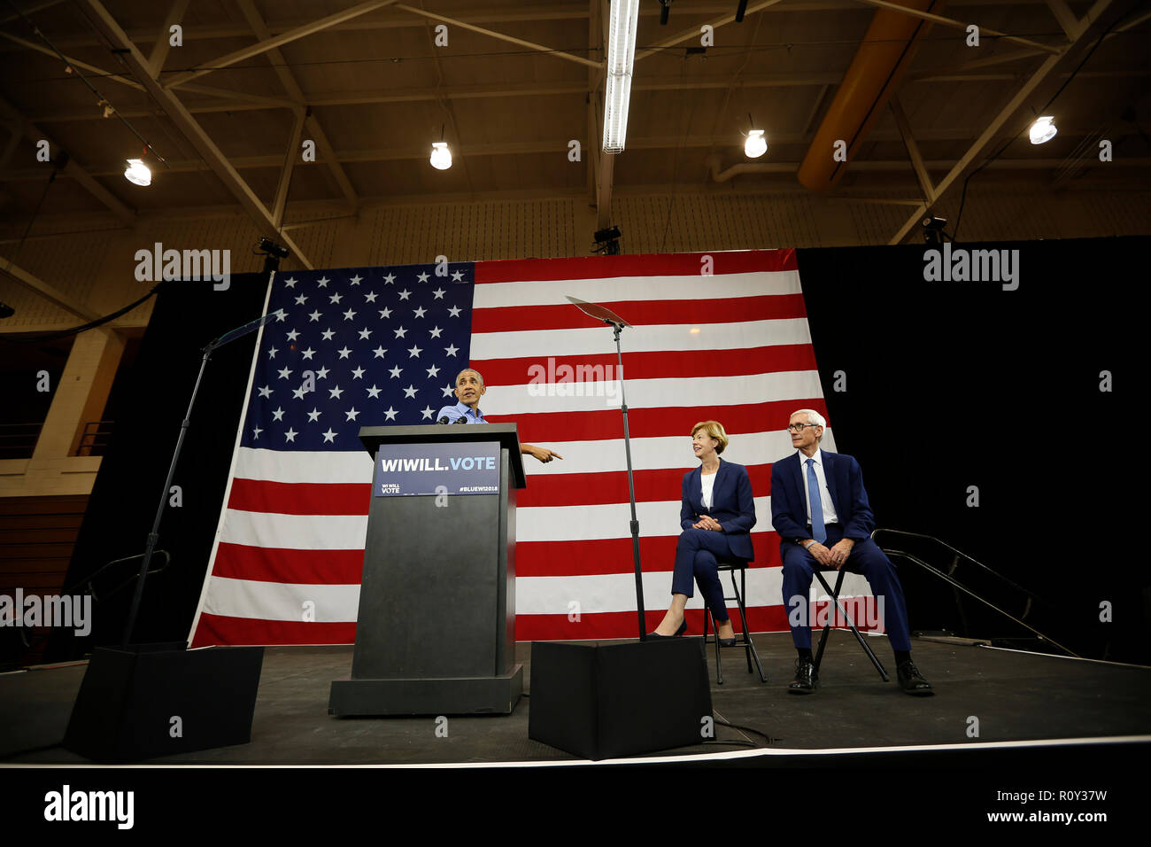 Ex U.S. Il presidente Obama parla durante una campagna di rally per candidati democratici Tony Evers e U.S. Il senatore Baldwin a Milwaukee nel Wisconsin. Foto Stock