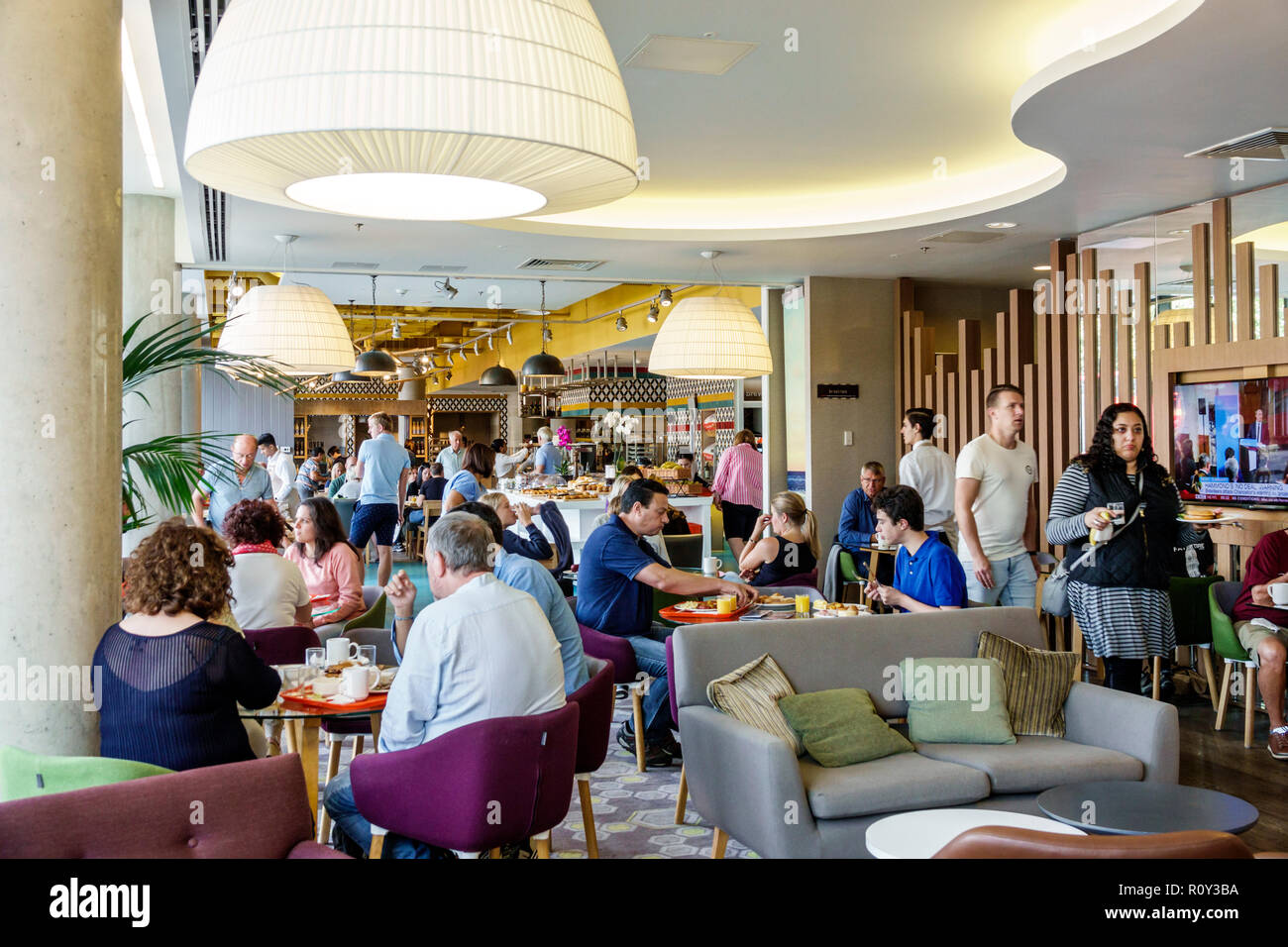 London England,UK,Lambeth South Bank,Hampton Hilton Waterloo hotel interno,sala da pranzo inclusa colazione a buffet gratuita uomini donne ospiti Foto Stock