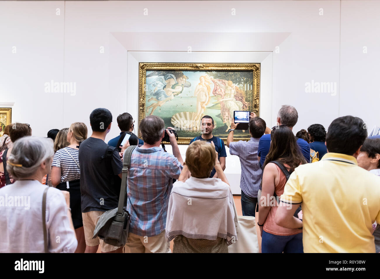 Firenze, Italia - 30 agosto 2018: famosa la nascita di Venere dipinto da Sandro Botticelli a Firenze Galleria degli Uffizi con molte persone, i visitatori di prendere pho Foto Stock