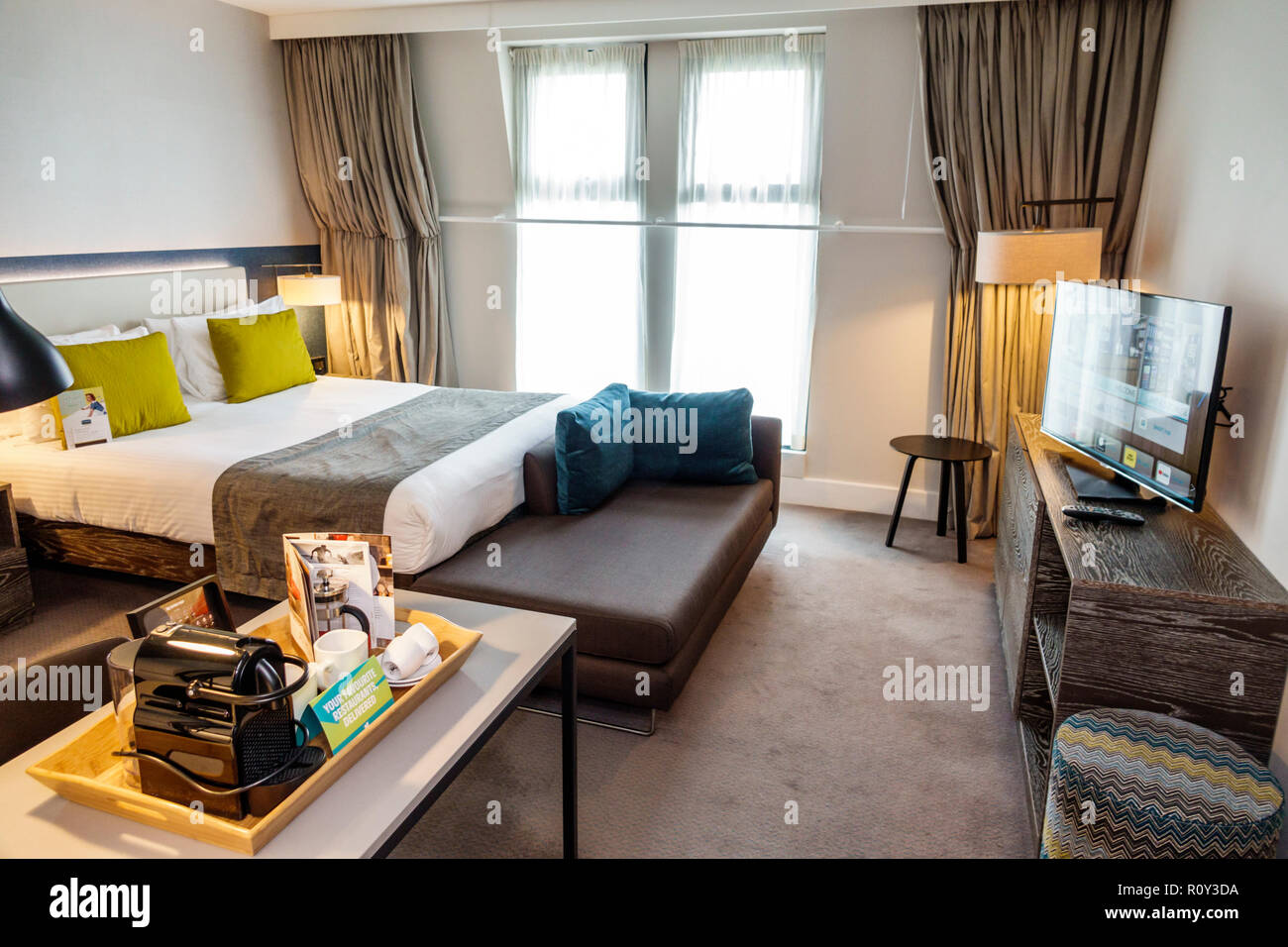 London England,UK,Lambeth,Staybridge Suites London Vauxhall,hotel,camera,letto,scrivania,camera pulita,vassoio per macchina da caffè,arredamento contemporaneo,TV a schermo piatto t Foto Stock