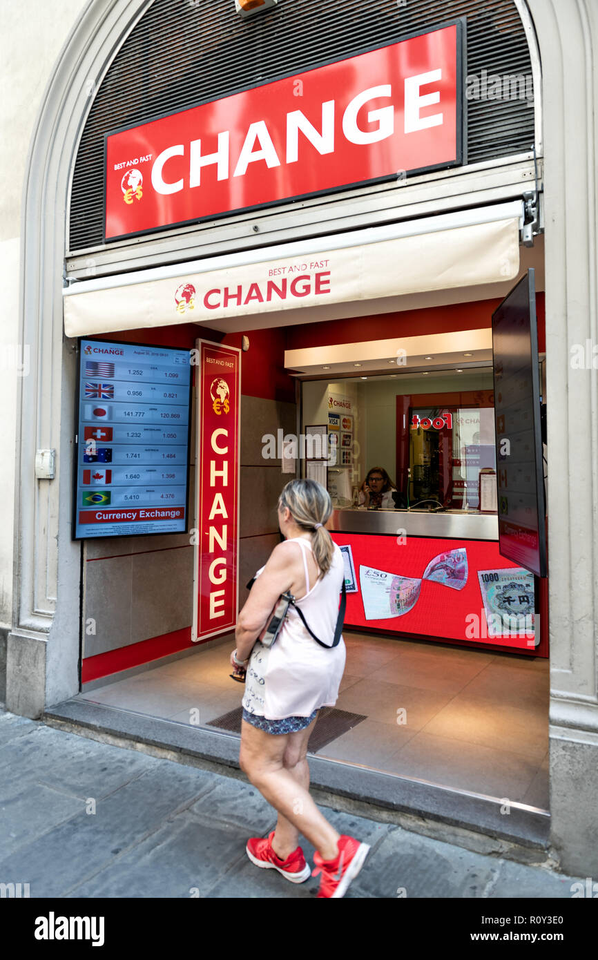 Firenze, Italia - 30 agosto 2018: Miglior e veloce cambio valuta estera exchange store, chiosco in Firenze, citazioni, scheda di quotazione, schermo, display, p Foto Stock