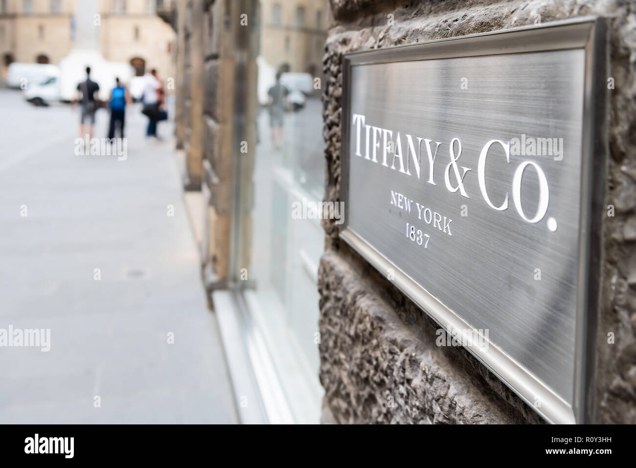Firenze, Italia - 31 agosto 2018: lato un ampio angolo di visione di Tiffany & Co New York 1837 store, negozio boutique in Firenze per la vendita di gioielli con street, ro Foto Stock