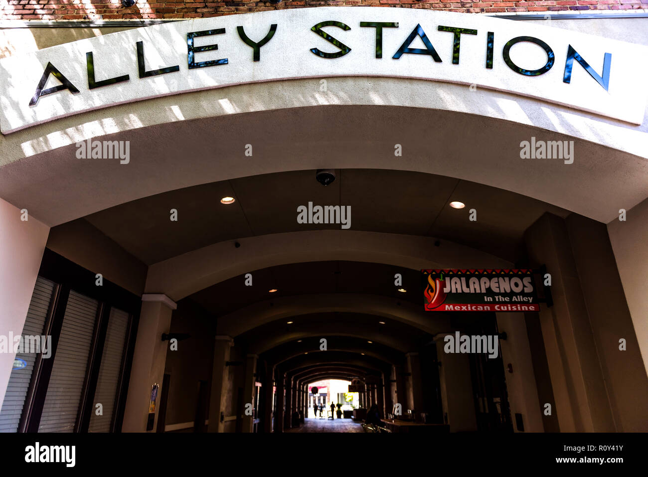 Montgomery, Stati Uniti d'America - 21 Aprile 2018: strada durante il giorno nella capitale città in Alabama, nel centro di città vecchia dal vicolo, jalapenos ristorante messicano, tun Foto Stock