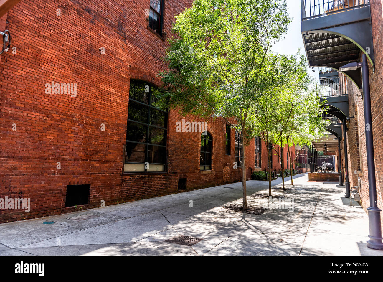 Montgomery, Stati Uniti d'America edifici in mattoni su Alley Street vicoletto durante la giornata nella capitale Alabama città nel centro di città vecchia storica Foto Stock