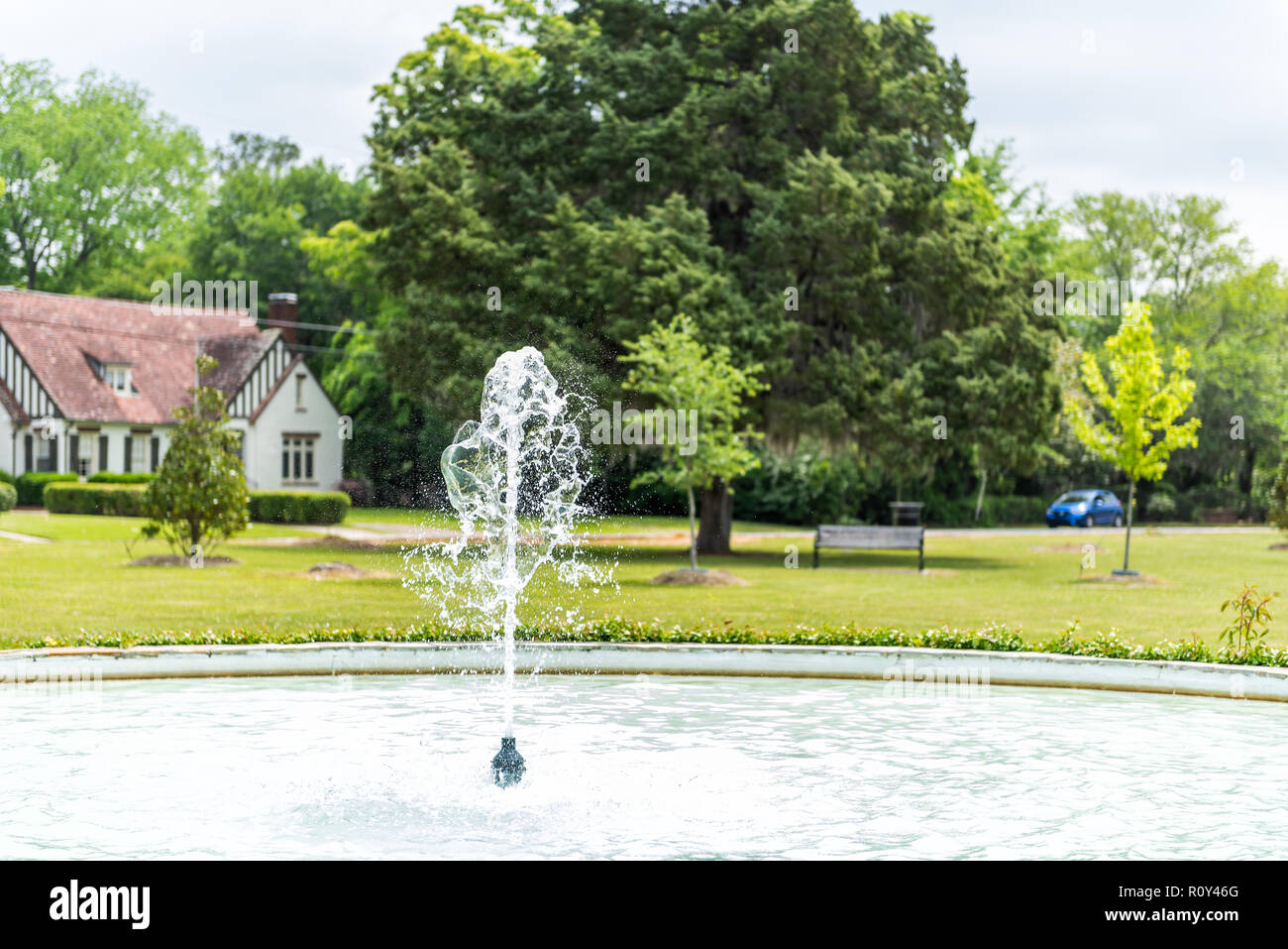 LeGrande park in Montgomery, Stati Uniti d'America durante il verde primavera soleggiata in Alabama città capitale, nessuno in giornata con fontana di acqua di irrorazione del flusso fino Foto Stock