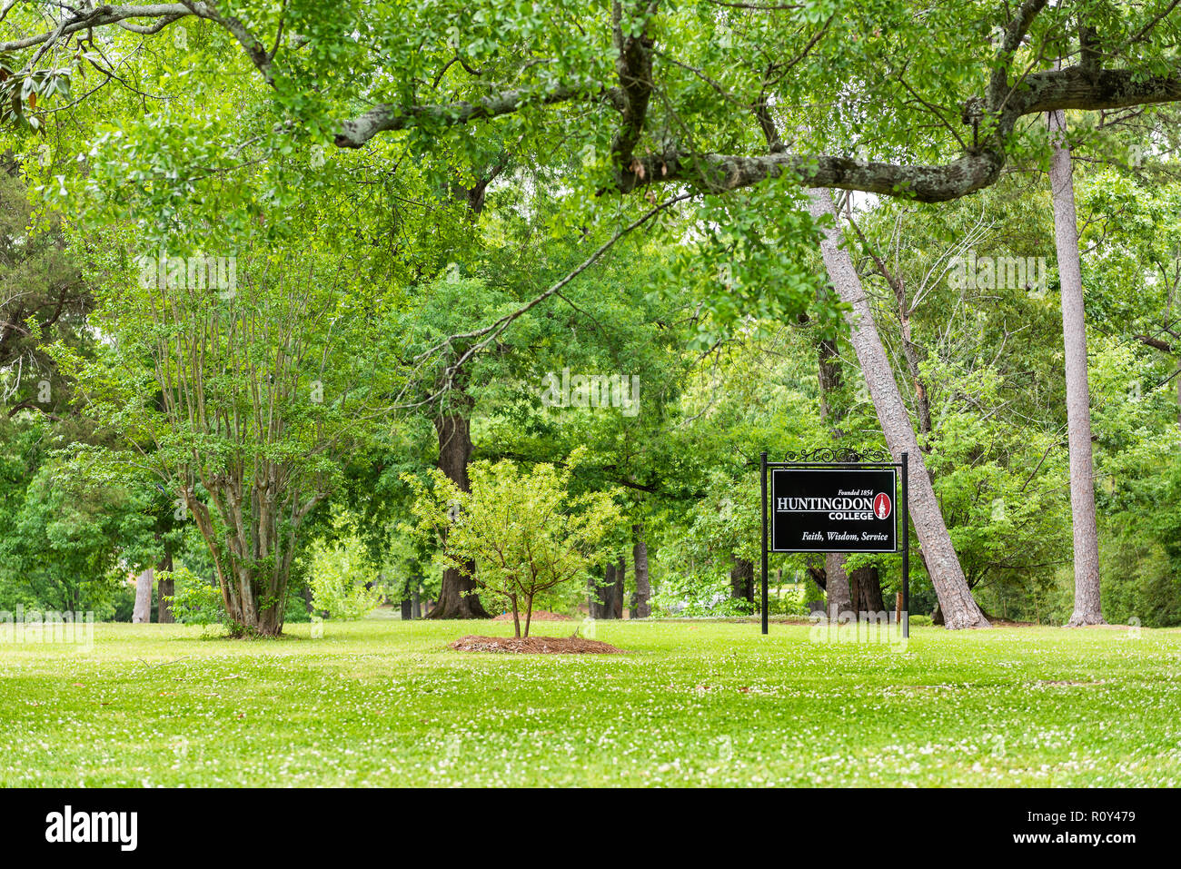 Montgomery, Stati Uniti d'America - 21 Aprile 2018: segno per il privato di arti liberali Huntingdon College in Alabama con parco verde di ingresso Foto Stock