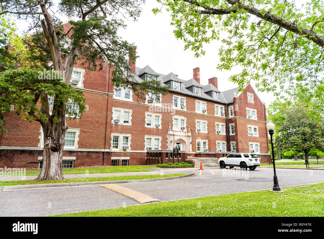 Montgomery, Stati Uniti d'America - 21 Aprile 2018: esterni privati di arti liberali Huntingdon College edificio in Alabama con il vecchio, mattoni, architettura storica, gree Foto Stock