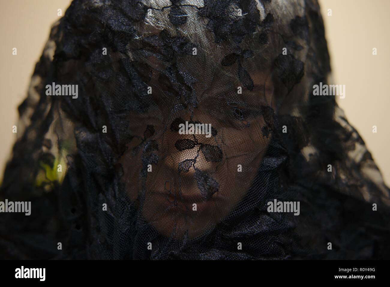 Manichino femminile fantasma con il suo volto parzialmente oscurato da un velo di pizzo nero. Foto Stock