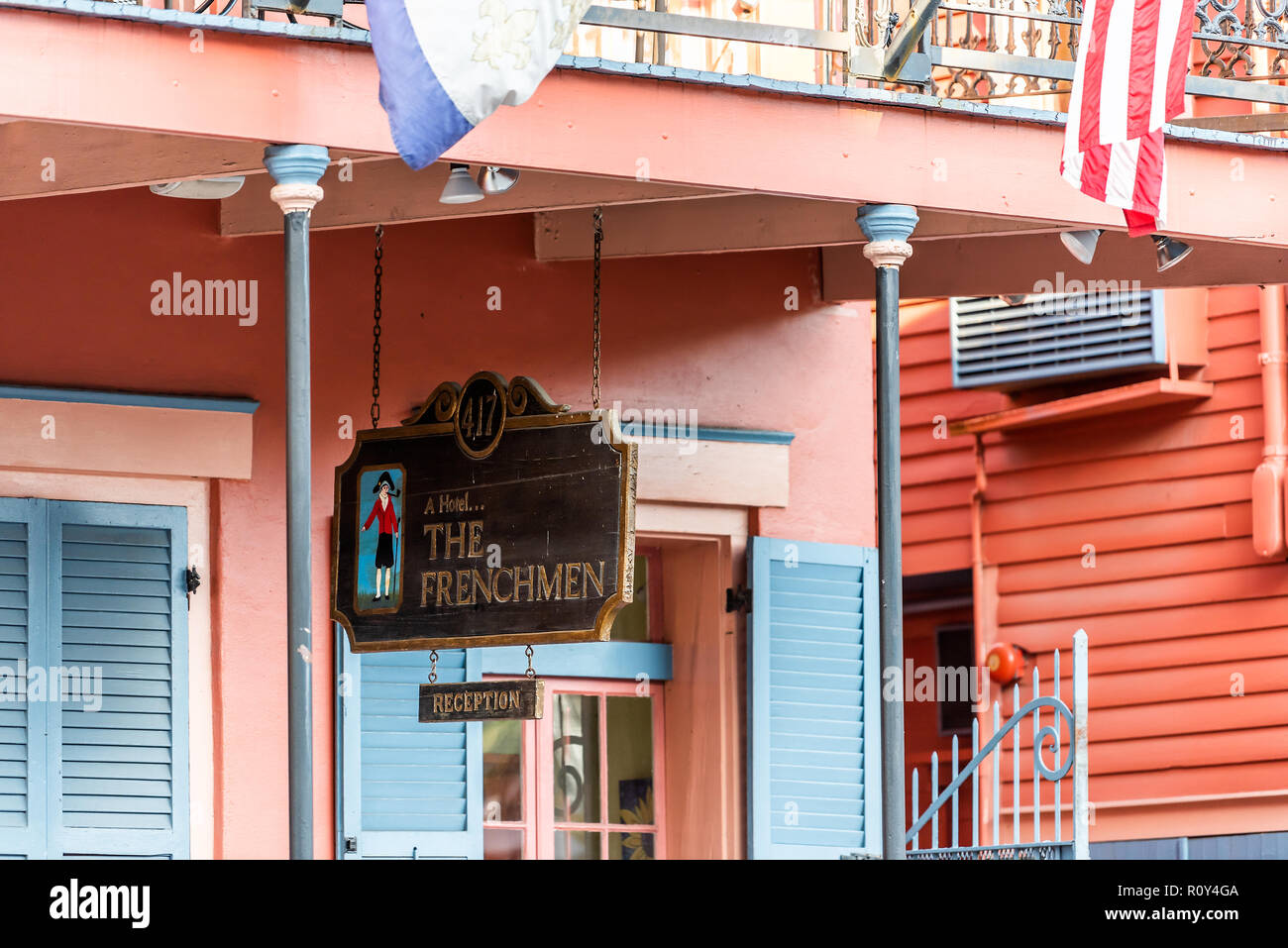 New Orleans, Stati Uniti d'America - 22 Aprile 2018: francesi hotel reception segno su strada nel quartiere francese di Nola, Louisiana, Stati Uniti d'America Foto Stock