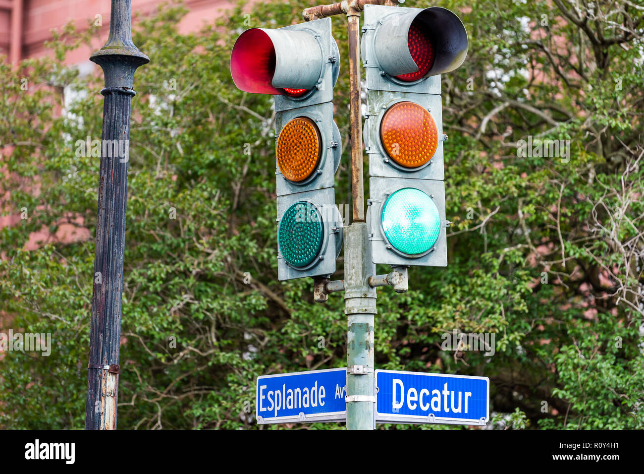New Orleans, STATI UNITI D'AMERICA Esplanade Avenue, Decatur Street intersezione sign in Louisiana città e colorati di colore blu, nessuno, Marigny neighborhood, traffi Foto Stock