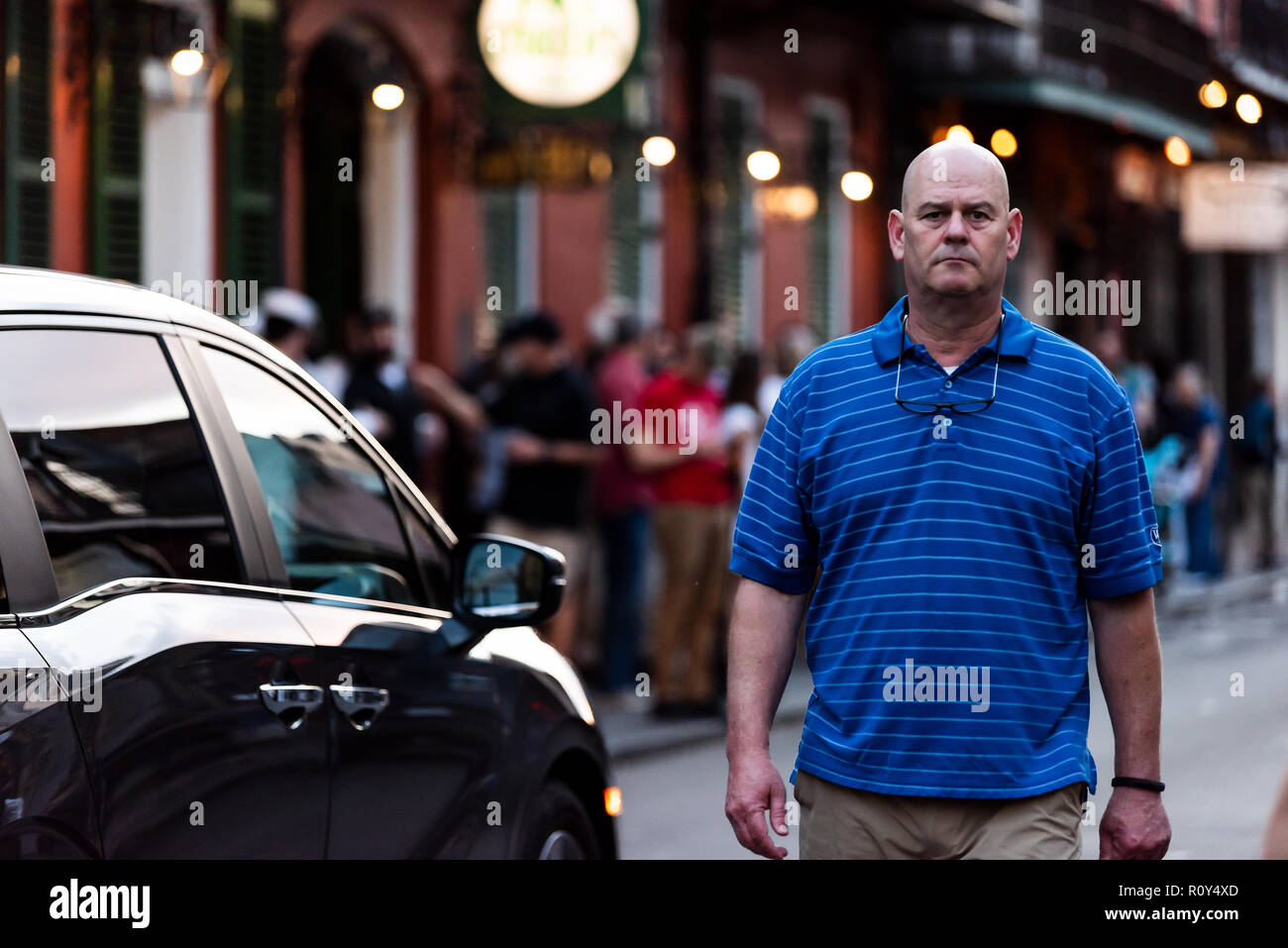 New Orleans, Stati Uniti d'America - 22 Aprile 2018: persone un uomo closeup a piedi nella città vecchia di notte oscura St Peter Pierre street in Louisiana famosa città con ca Foto Stock