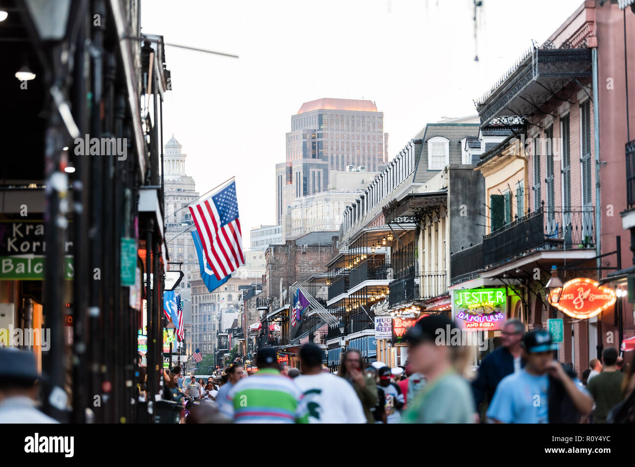 New Orleans, Stati Uniti d'America - 22 Aprile 2018: il centro città vecchia Bourbon Street in Louisiana famosa città, città notte tramonto, cityscape skyline Foto Stock