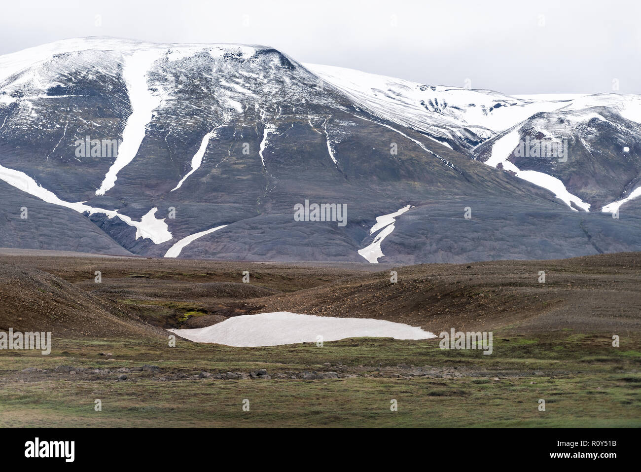 Vista su Skaftafell National Park, Islanda ghiacciaio rocce di neve, MOSS, nebbia e nuvole, scogliere, coperta di neve montagne incappucciate, nessuno paesaggio Foto Stock