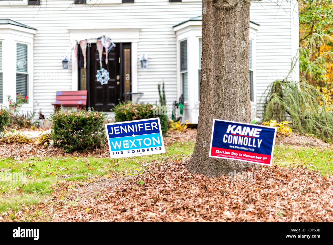 Herndon, Stati Uniti d'America - 1 Novembre 2018: elezione politica firmare per il Congresso democratico donna Jennifer Wexton rappresentante sul prato, Tim Kaine, Connolly in vi Foto Stock