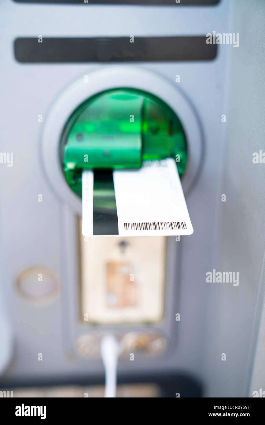 Le mani tirando il denaro da ATM Foto Stock