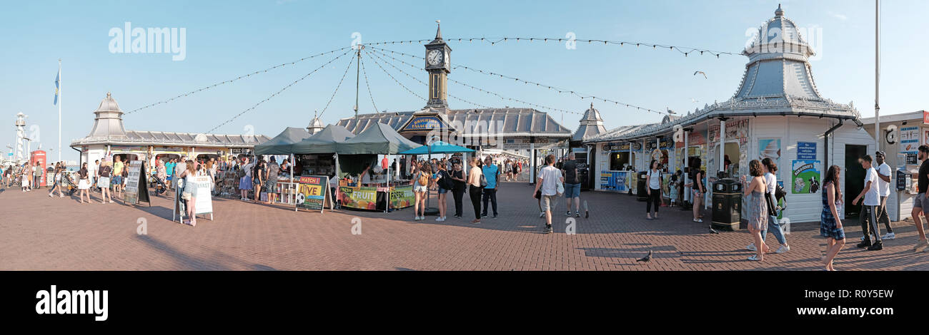 BRIGHTON, Inghilterra - luglio 9, 2018: Turisti in Brighton Palace Pier sulla spiaggia di Brighton, Brighton, Regno Unito. Foto Stock