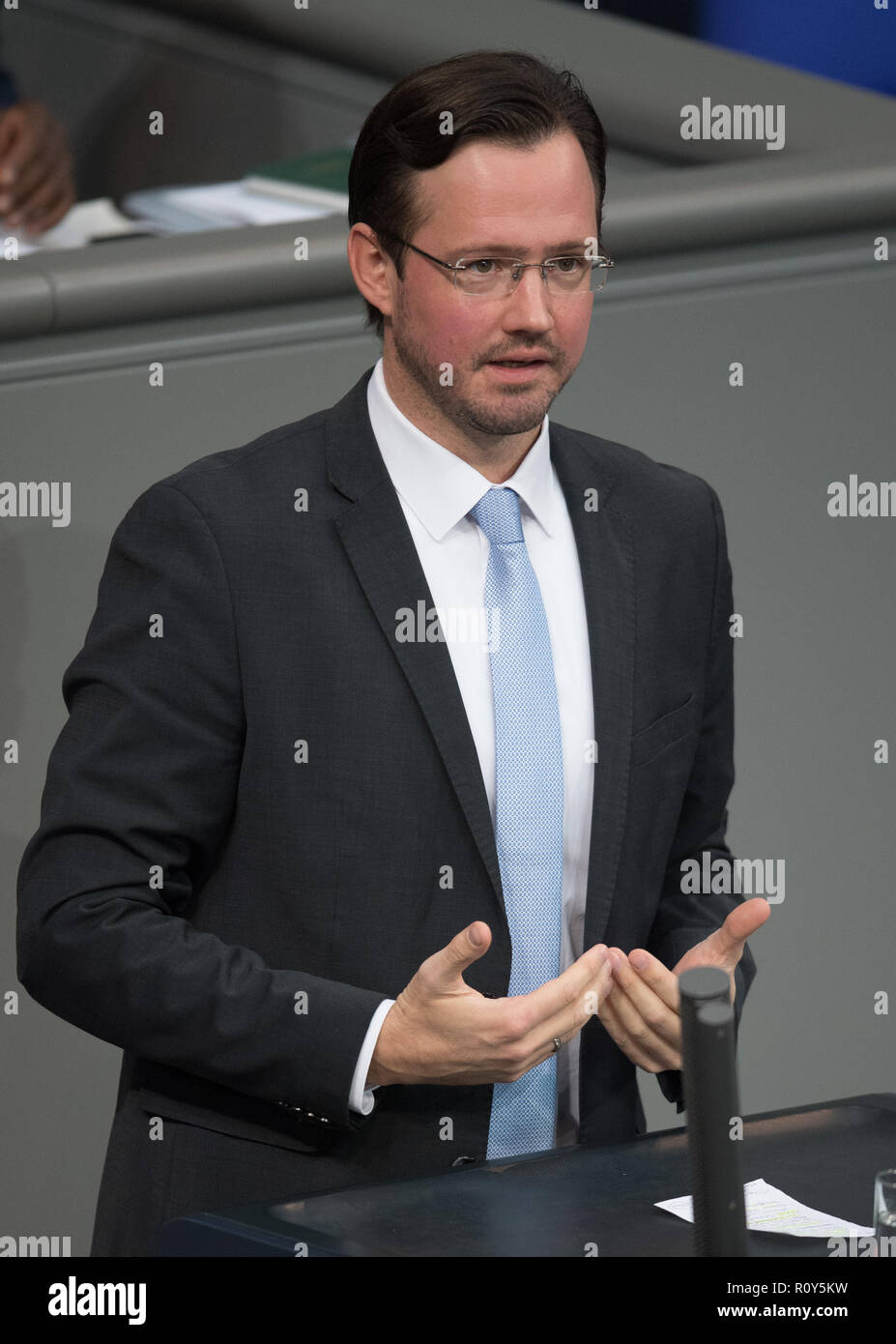 Berlino, Germania. 07 Nov, 2018. Dirk Wiese (SPD) parla durante la sessione del Bundestag nel dibattito sulla parità di condizioni di vita. Credito: Soeren Stache/dpa/Alamy Live News Foto Stock