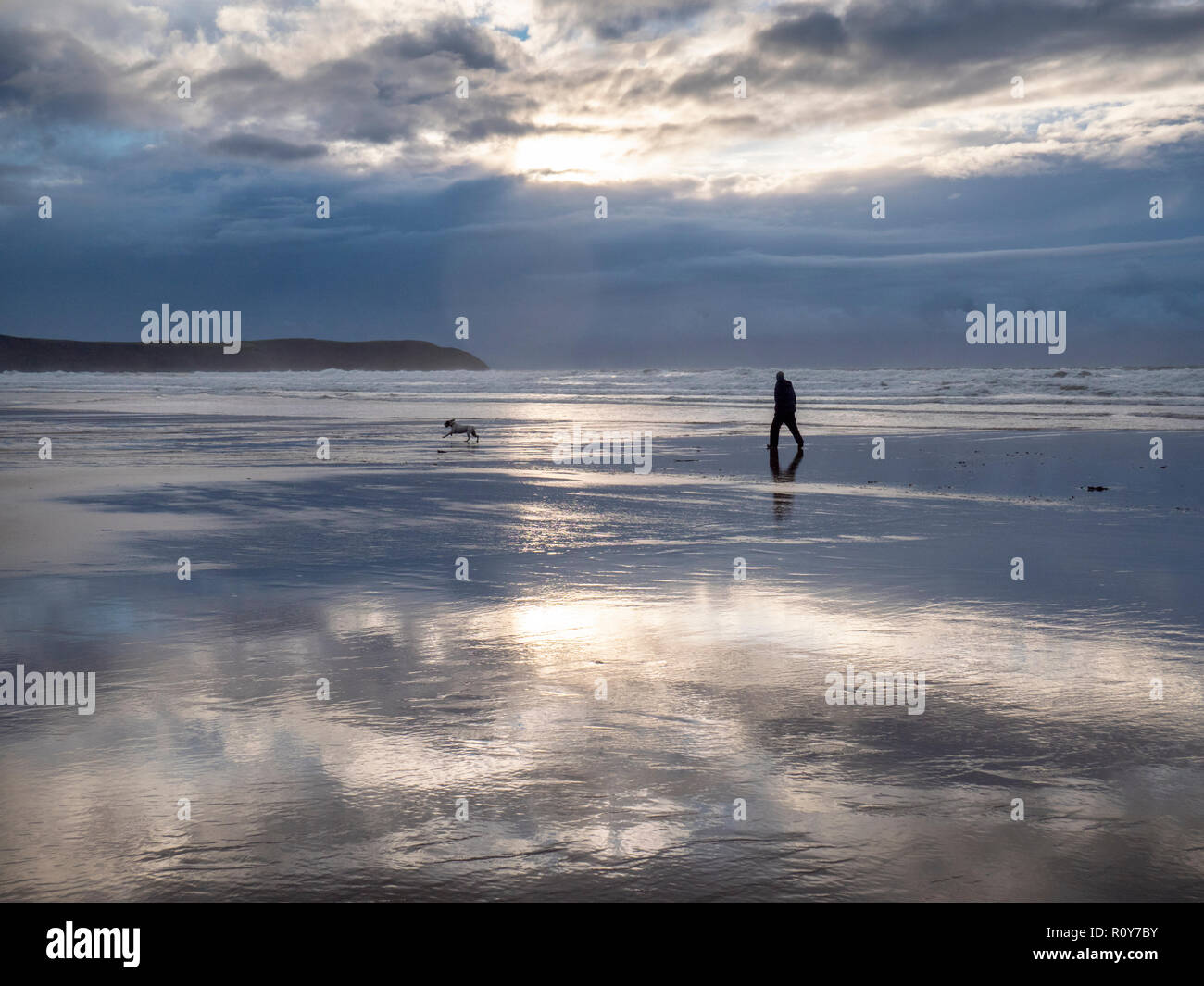 Woolacombe Devon UK. 7 Nov 2018. Gli scuotipaglia per godersi la spiaggia come aria di tempesta sull Oceano Atlantico come una serie di pesanti rovesci con forti venti pastella il West Country nel mutevole clima autunnale. Credito: Julian Eales/Alamy Live News. Foto Stock