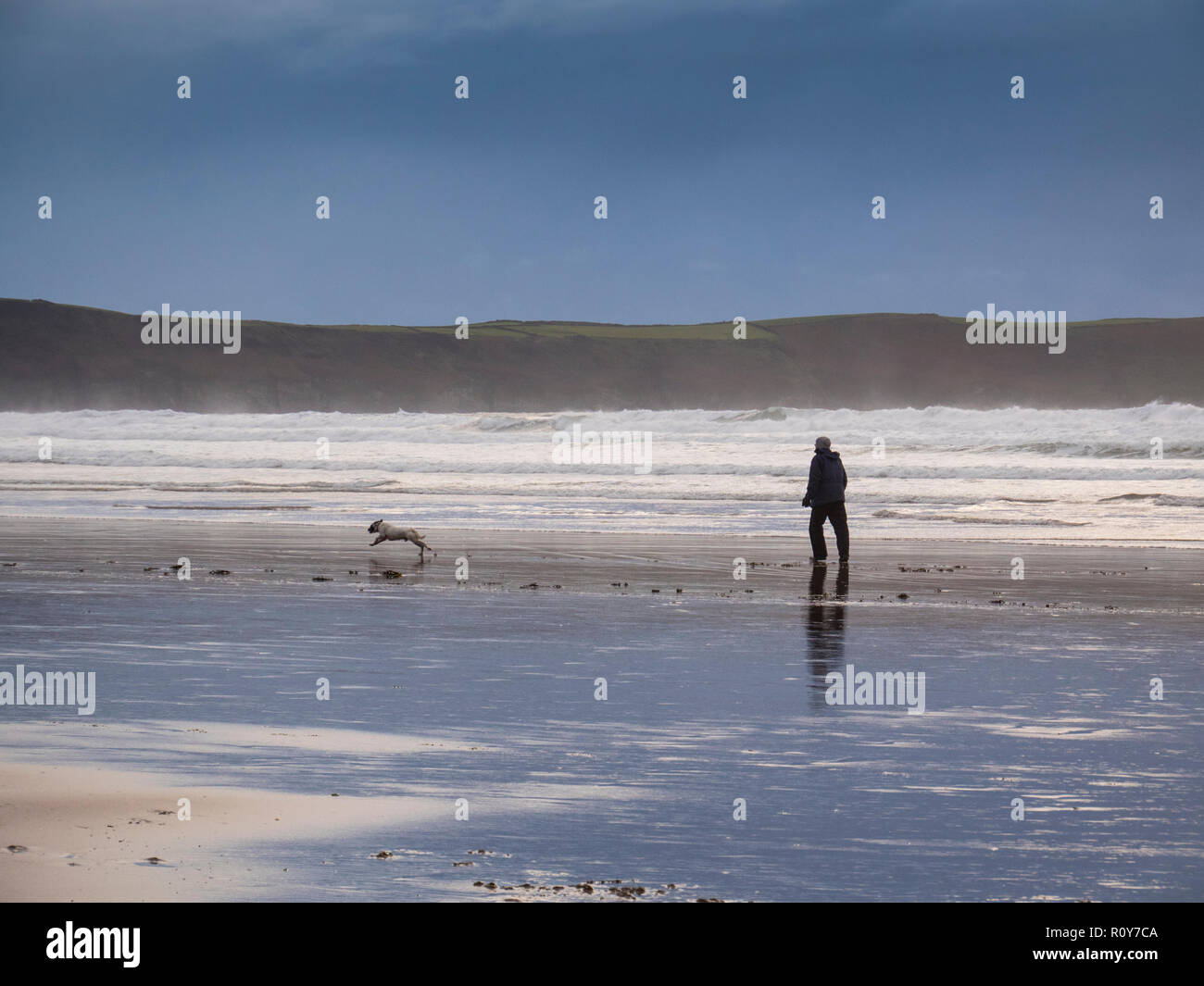 Woolacombe Devon UK. 7 Nov 2018. Gli scuotipaglia per godersi la spiaggia come aria di tempesta sull Oceano Atlantico come una serie di pesanti rovesci con forti venti pastella il West Country nel mutevole clima autunnale. Credito: Julian Eales/Alamy Live News. Foto Stock