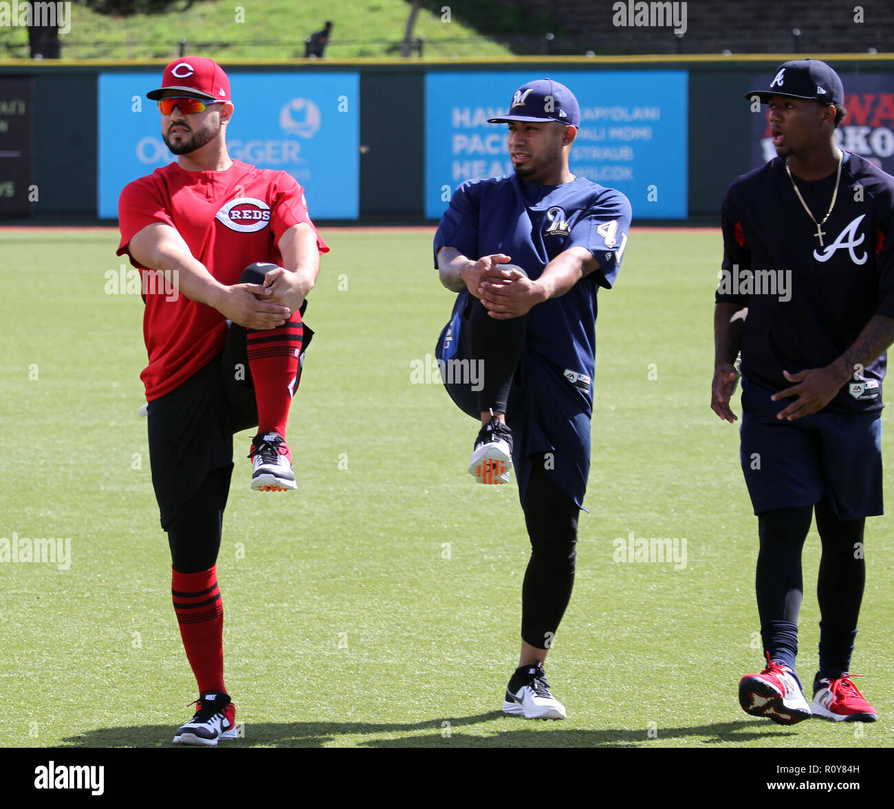 4 novembre 2018 - Cincinnati Reds Eugenio SuÃ¡rez, Milwaukee Brewers Junior Guerra e Atlanta Braves Ronald AcuÃ±un Jr. durante il warm up della sessione di allenamento a Les Murakami Stadium nel campus della University of Hawaii a manoa a Honolulu, HI - Michael Sullivan/CSM Foto Stock