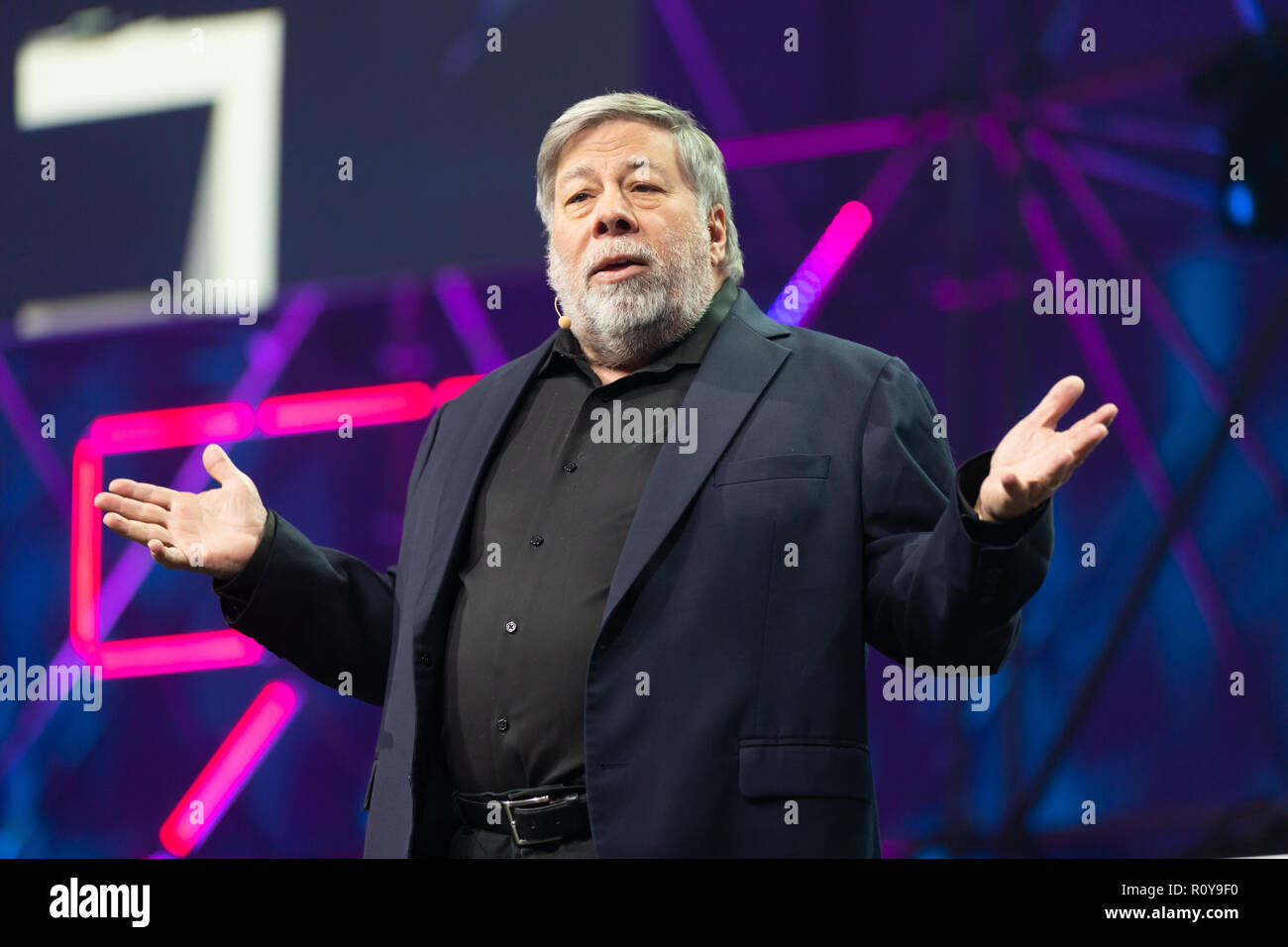 Colonia, Germania 7 Nov 2018, fiera digitale DIGITAL2018: Apple co-fondatore Steve Wozniak parla sul podio. Credito: Juergen schwarz/Alamy Live News Foto Stock