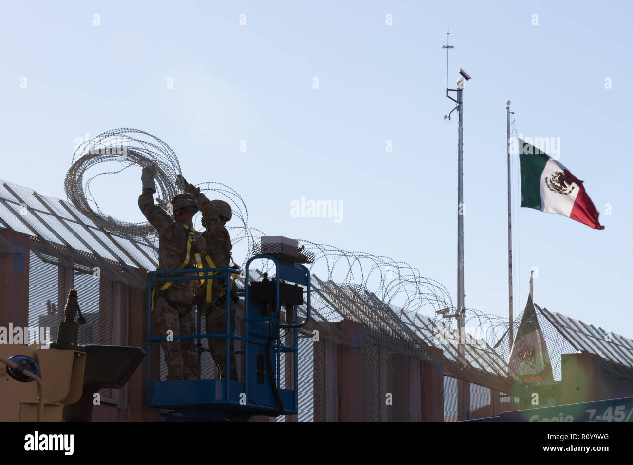 Stati Uniti I soldati dell esercito installare concertina filo lungo il confine del Messico a Nogales porta DeConcini Novembre 6, 2018 Nogales in Arizona. Le truppe sono la distribuzione NEGLI STATI UNITI - Messico frontiera per ordine del presidente Donald Trump per intercettare il migrante honduregno caravan. Foto Stock
