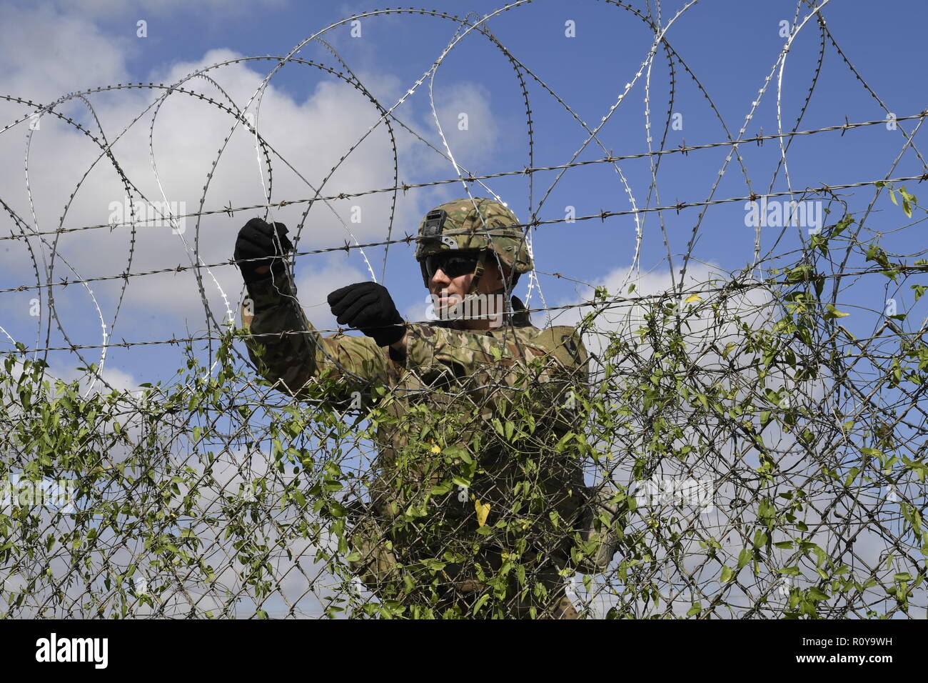 Stati Uniti I soldati dell esercito dal 541st Sapper Company, installare il filo di concertina lungo il confine del Messico presso il Donna Rio Bravo ponte internazionale Novembre 6, 2018 Donna, Texas. Le truppe sono la distribuzione NEGLI STATI UNITI - Messico frontiera per ordine del presidente Donald Trump per intercettare il migrante honduregno caravan. Foto Stock