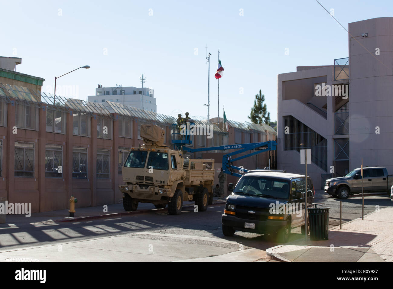Stati Uniti I soldati dell esercito installare concertina filo lungo il confine del Messico a Nogales porta DeConcini Novembre 6, 2018 Nogales in Arizona. Le truppe sono la distribuzione NEGLI STATI UNITI - Messico frontiera per ordine del presidente Donald Trump per intercettare il migrante honduregno caravan. Foto Stock