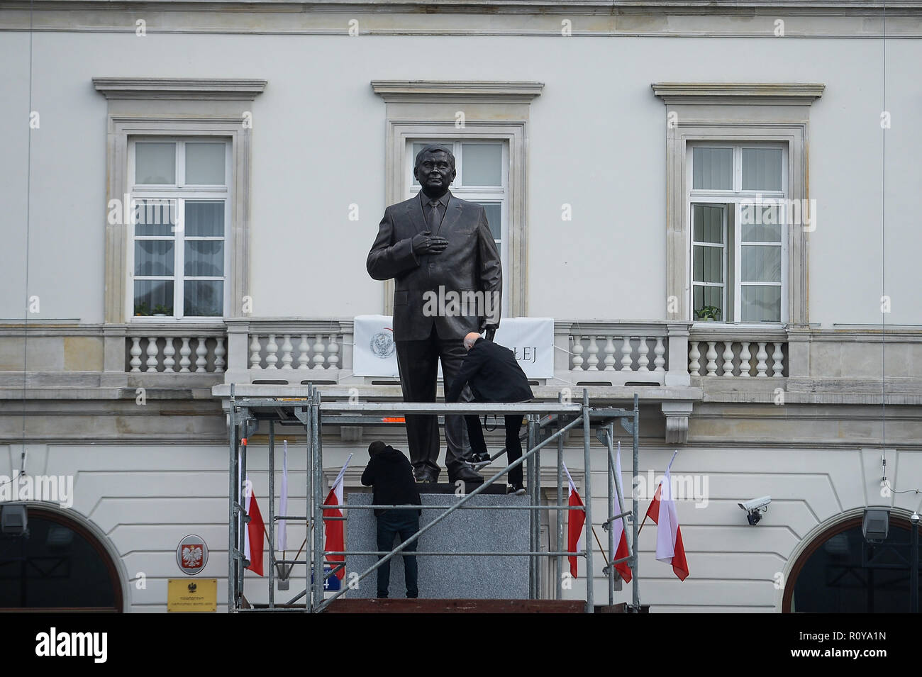 Varsavia, Polonia. 7 Nov, 2018. Una nuova statua di ex Presidente Lech Kaczynski che morì in un incidente aereo avvenuto è visto in piazza Pilsudski. La nuova statua misure 6 metri di altezza e il costo di 1,5 milioni di Zloty è stato installato oggi.La presentazione ufficiale sarà sabato il giorno prima di Polonia celebra il suo centenario dell indipendenza. Credito: Omar Marques/SOPA Immagini/ZUMA filo/Alamy Live News Foto Stock