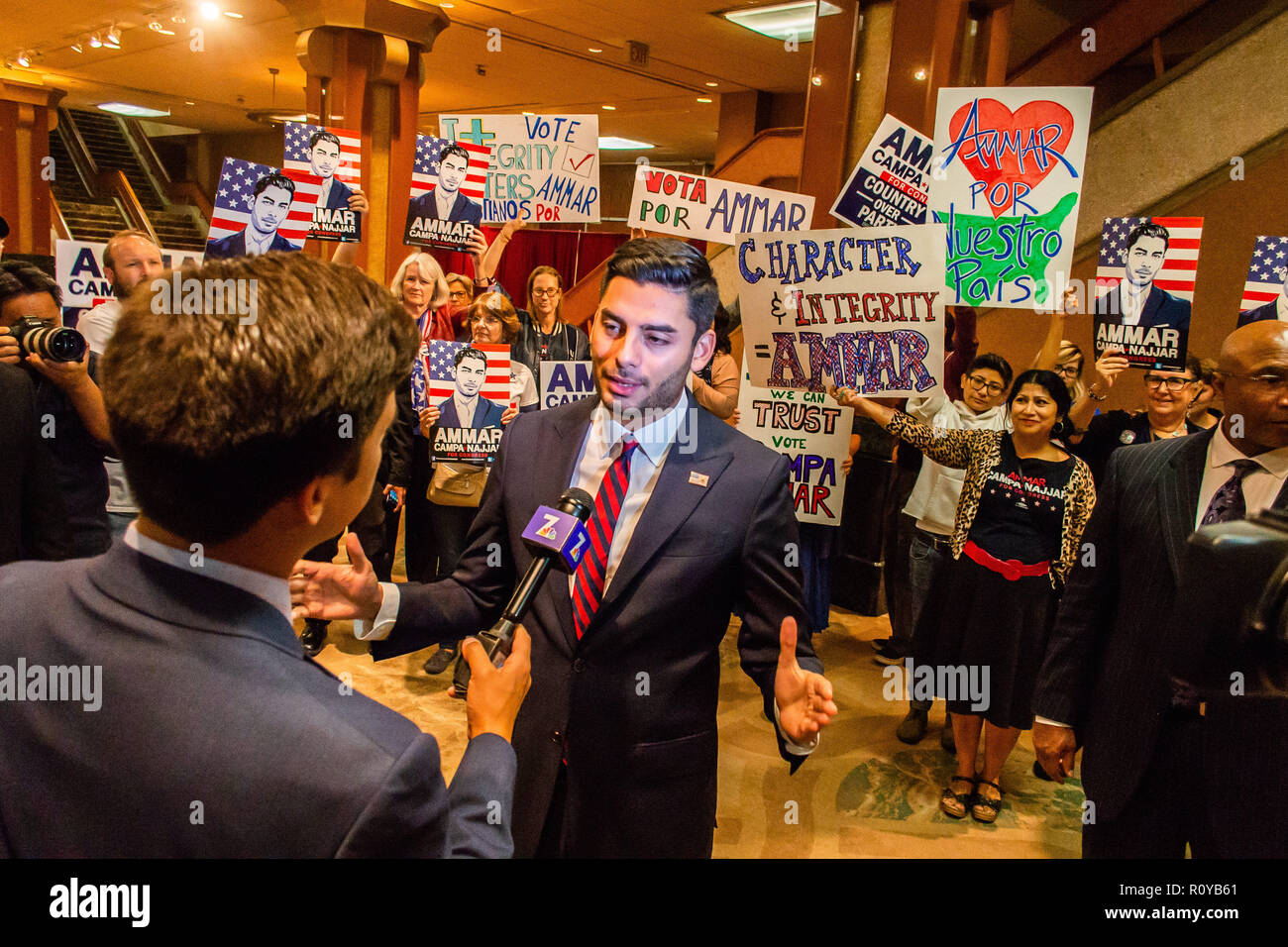 San Diego, California, Stati Uniti d'America. 6 Nov, 2018. AMMAR CAMPA-NAJJAR, Democratici di challenger in Califronia il cinquantesimo Quartiere Congressuale, parla ai media all'interno di San Diego Il Golden Hall di ritardo sulla notte elettorale Novemberember 6, 2018. Credito: Vito Di Stefano/ZUMA filo/ZUMAPRESS.com/Alamy Live News Foto Stock