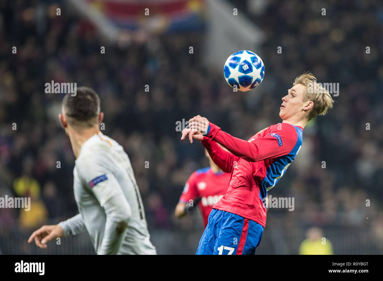 Mosca, Russia. 7 Nov, 2018. Il CSKA Moskva's Arnor Sigurdsson (R) controlla la sfera durante la UEFA Champions League gruppo G match tra Roma e il CSKA Moskva a Mosca, Russia, nov. 7, 2018. Roma ha vinto 2-1. Credito: Wu Zhuang/Xinhua/Alamy Live News Foto Stock