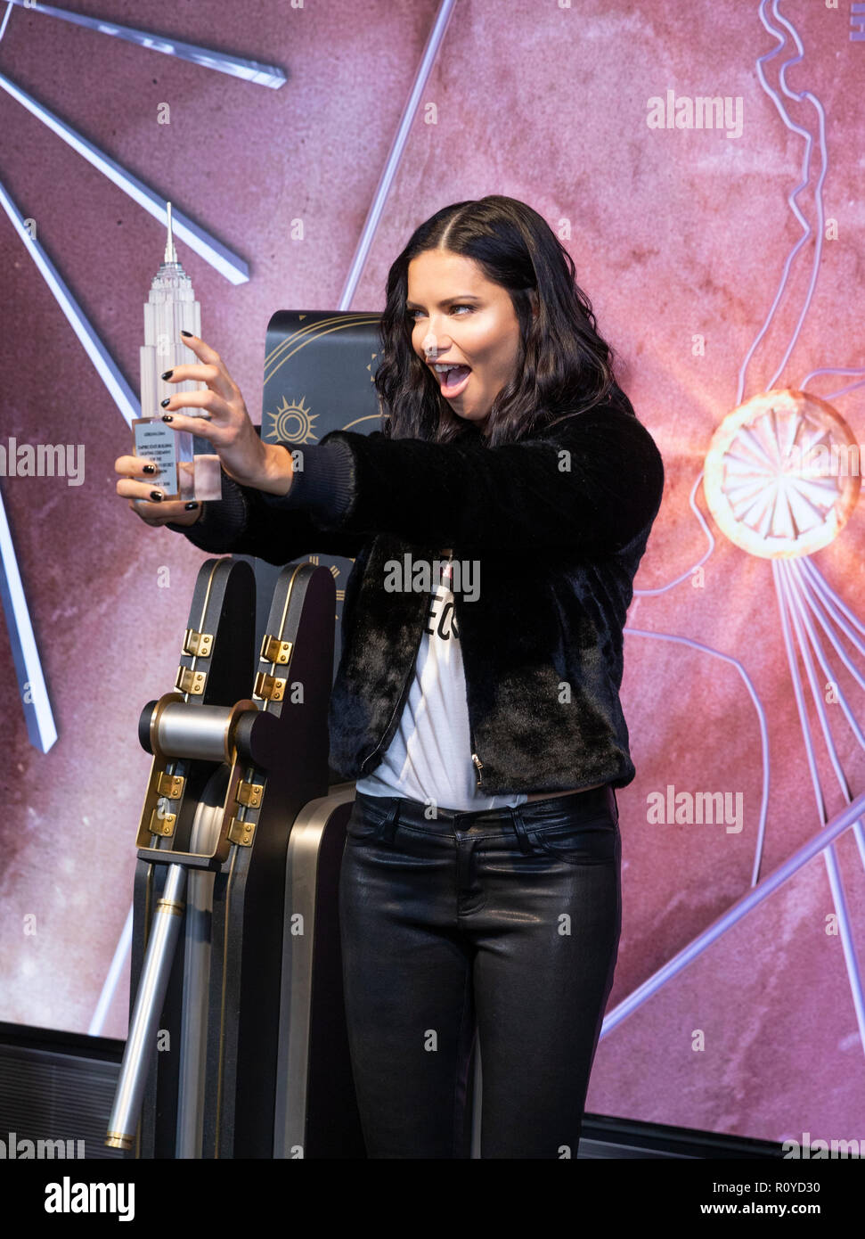 New York, Stati Uniti d'America. 7 Novembre 2018: nella celebrazione del 2018 Victoria's Secret Fashion Show model Adriana Lima partecipa nel cerimoniale di illuminazione dell'Empire State Building Credito: lev radin/Alamy Live News Foto Stock
