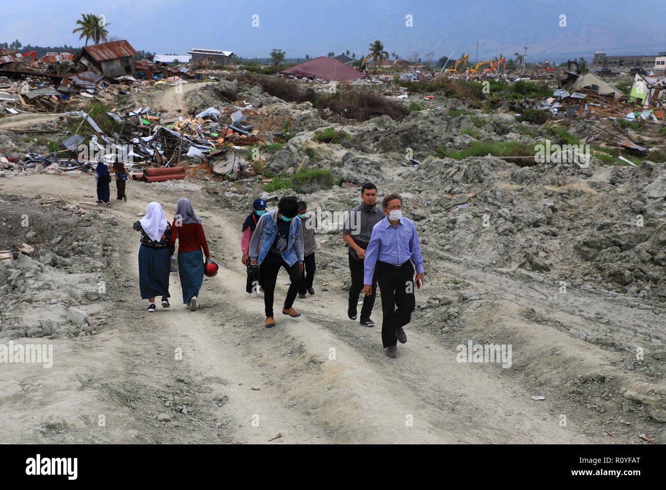 Palu, Sulawesi centrali, Indonesia. 1 Nov, 2018. Testa del indonesiano informazioni geospaziali Agenzia, il sig. Hasannudin Z. Abidin visto rivedendo le posizioni del terremoto e la liquefazione in Petobo, Palu come hanno intenzione di iniziare il progetto per la realizzazione di una mappa di base attuati dagli Indonesiani informazioni geospaziali Agency.un mortale terremoto di magnitudo 7.5 grandezza e l'onda di maremoto ha causato da essa ha distrutto la città di Palu e gran parte dell'area di Sulawesi centrale. Secondo i funzionari, il tributo di morte pagato al terremoto e tsunami è salito a 2088, circa 5000 Foto Stock