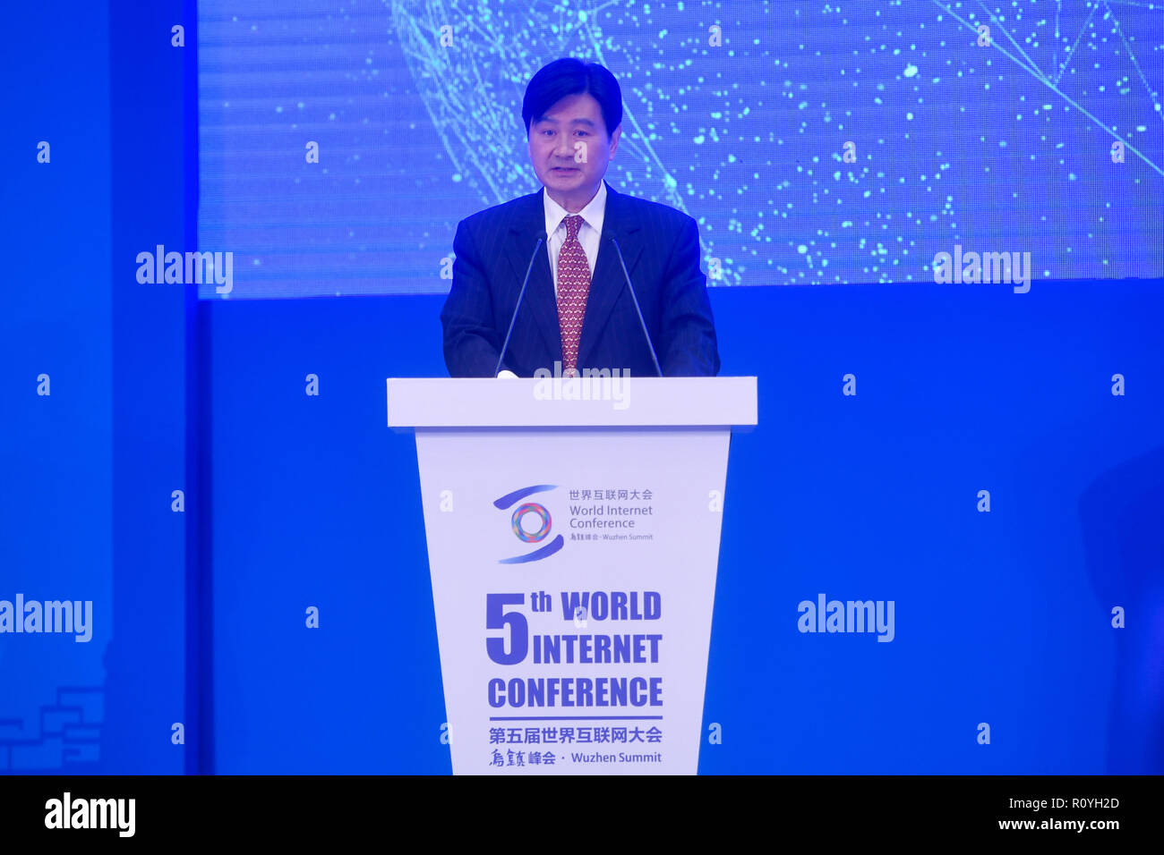 Tongxiang, cinese della Provincia di Zhejiang. 8 Novembre, 2018. Cina UnionPay Presidente Ge Huayong parla al sub-forum 'FinTech e costruzione di un credito sociale Sistema' durante il Quinto Mondiale conferenza Internet in Wuzhen di Tongxiang, est della Cina di Provincia dello Zhejiang, nov. 8, 2018. Credito: Huang Zongzhi/Xinhua/Alamy Live News Foto Stock