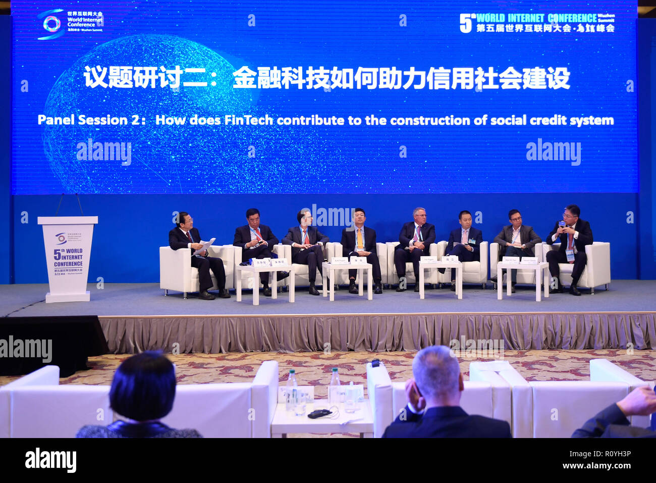 Tongxiang, cinese della Provincia di Zhejiang. 8 Novembre, 2018. Valutazione valuta le loro intuizioni al sub-forum 'FinTech e costruzione di un credito sociale Sistema' durante il Quinto Mondiale conferenza Internet in Wuzhen di Tongxiang, est della Cina di Provincia dello Zhejiang, nov. 8, 2018. Credito: Huang Zongzhi/Xinhua/Alamy Live News Foto Stock