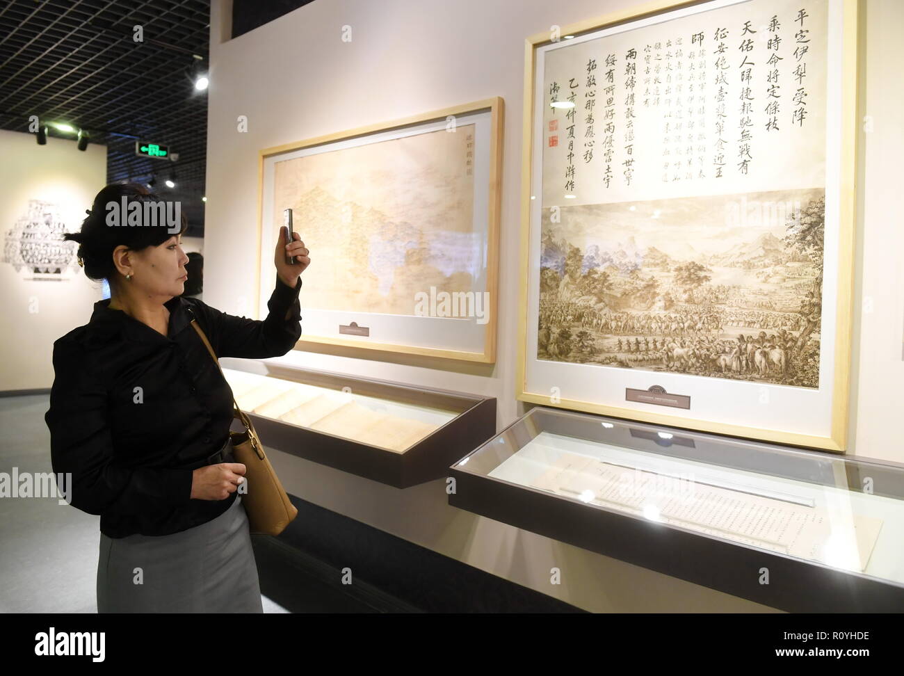 Fuzhou, la Cina della provincia del Fujian. 8 Novembre, 2018. Un visitatore prende le foto di presenta a un archivio storico e documenti mostra sulla Via della Seta presso il Fujian Provincial archivi in Fuzhou, capitale del sud-est della Cina di provincia del Fujian, su nov. 8, 2018. Credito: Lin Shanchuan/Xinhua/Alamy Live News Foto Stock