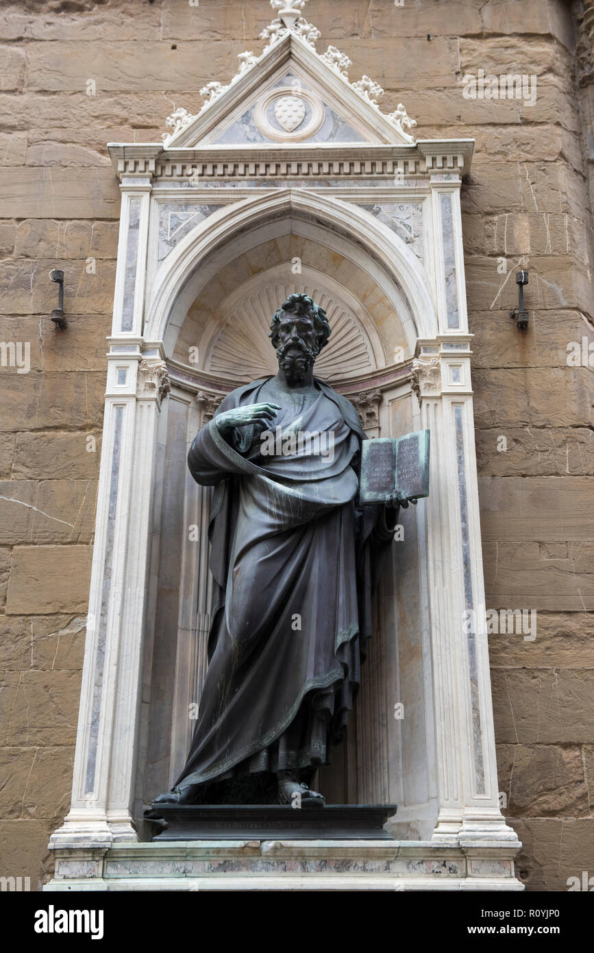 Statua di San Matteo al di fuori della Chiesa di Orsanmichele e Museo di Firenze, Italia Europa Foto Stock