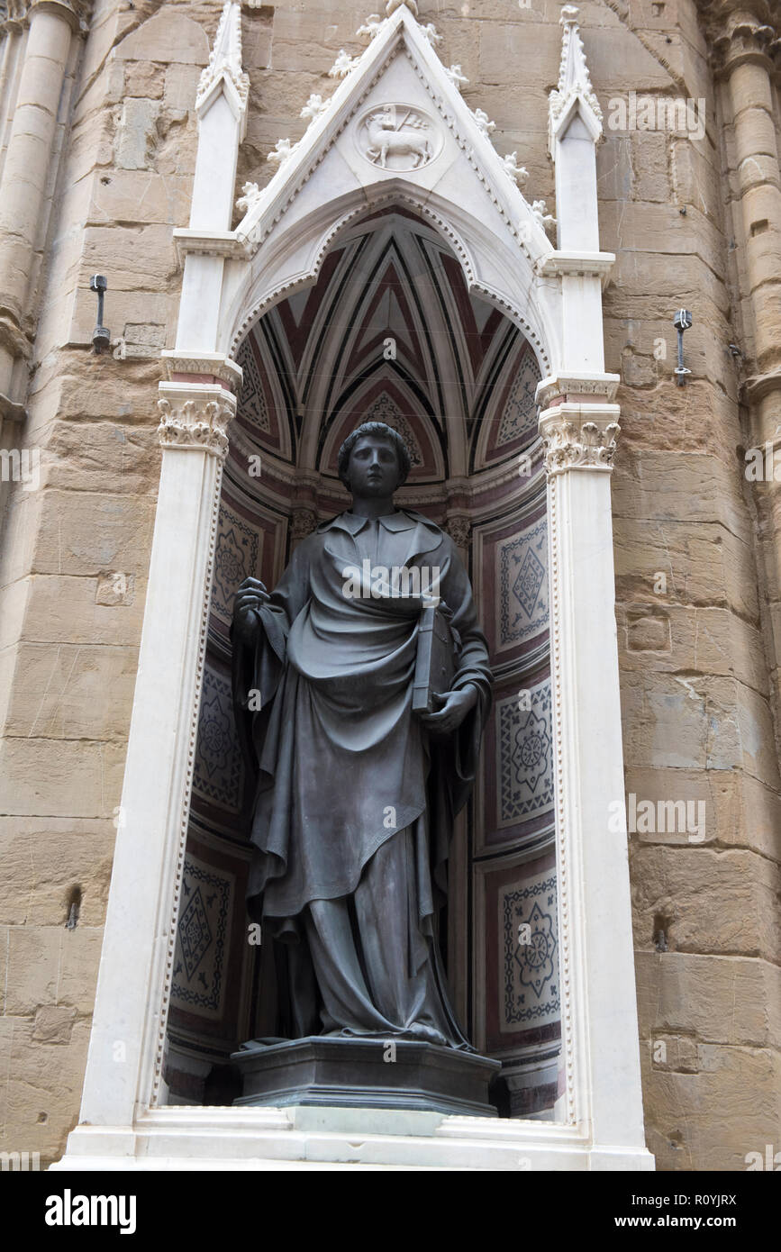 Statua di San Giorgio al di fuori della Chiesa di Orsanmichele e Museo di Firenze, Italia Europa Foto Stock