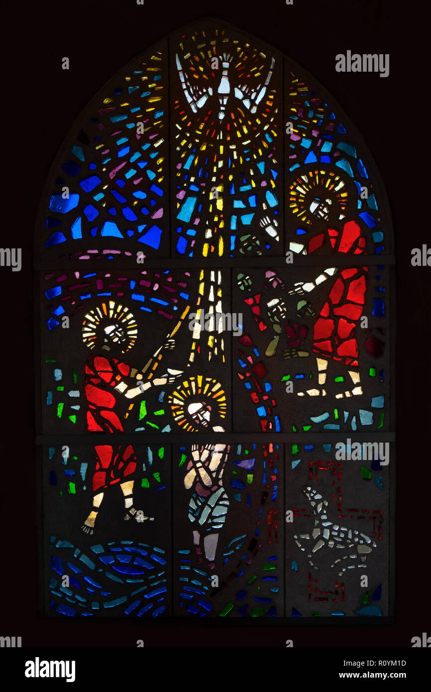 Mosaico di vetro in una finestra della chiesa Foto Stock