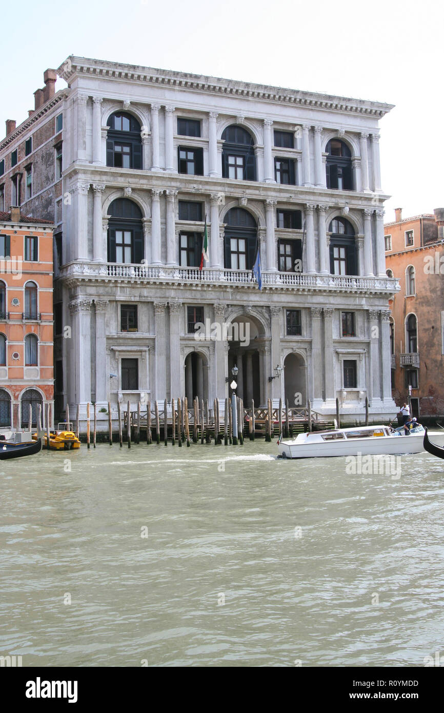 Venezia, Palazzo sul Canal Grande, bianca facciata in marmo Foto Stock