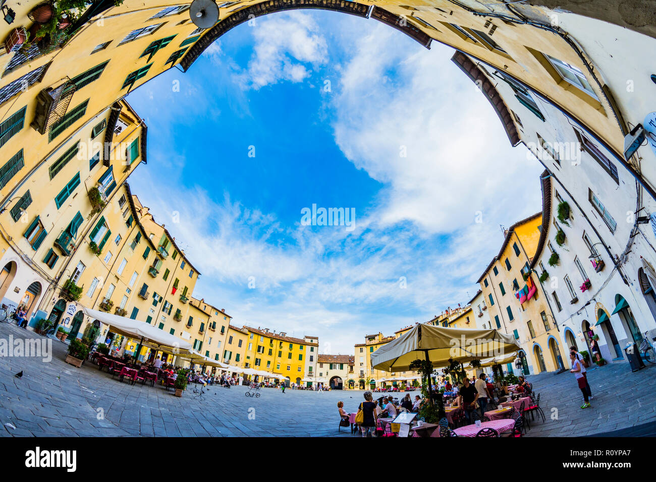 Piazza dell'Anfiteatro, Piazza Anfiteatro, è una pubblica piazza, l'anello di edifici che circondano la piazza, segue la forma ellittica di un Foto Stock