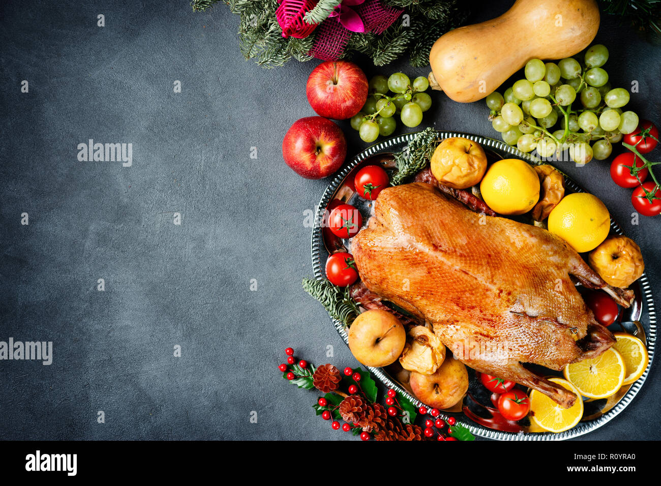 Ringraziamento arrosto di oca intera sul tavolo rustico Foto Stock