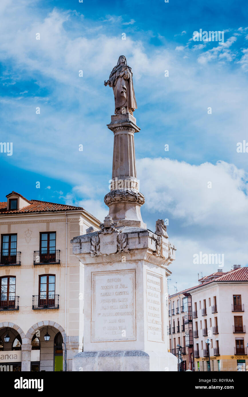 Monumento della grandezza di Avila, sulla parte superiore, la scultura di Santa Teresa. Avila, Castilla y Leon, Spagna, Europa Foto Stock